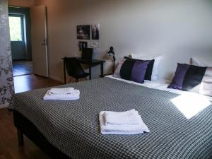 法伦Vassbo Logi & Event的一间卧室配有两张床,床上配有毛巾
