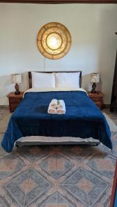 蒂拉登特斯Pouso de Santana的一间卧室配有一张床,上面有两条毛巾