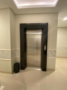 雅加达Ghurfati Hotel Wedana的大楼内带电梯的走廊