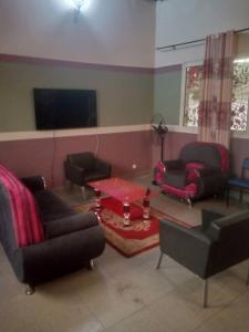 杜阿拉Grace and favour guest house的带沙发和桌子的客厅