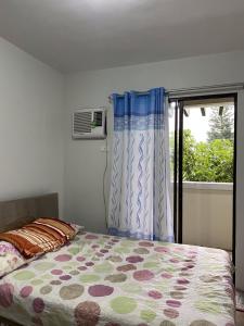 大雅台Alitheia Condo @ Pine Suites Tagaytay的一间卧室设有一张床和一个窗口
