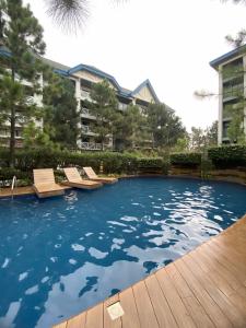 大雅台Alitheia Condo @ Pine Suites Tagaytay的一座带躺椅的游泳池