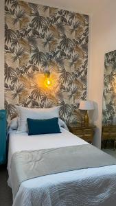 普拉森西亚林孔埃斯特雷马杜拉酒店的一间卧室设有一张大床和墙壁