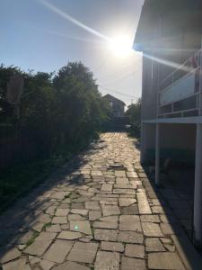 巴库里阿尼bakuriani home的一条阳光照耀的石头路