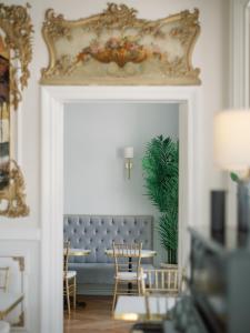 里斯本Palácio do Visconde - The Coffee Experience的客厅配有蓝色的沙发和桌子