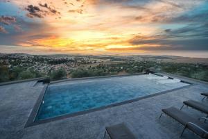 罗什平纳哈美立村旅馆的一座享有日落美景的游泳池