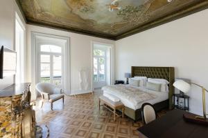 里斯本Palácio do Visconde - The Coffee Experience的一间卧室设有一张带天花板的大床
