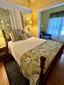 黑山Red Rocker Inn的一间卧室配有一张带花卉床罩的床