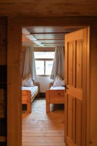 布雷根茨沃尔德地区奥Great old WÄLDERHAUS的小房间设有两张床和窗户