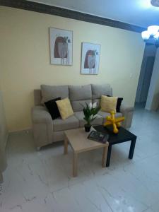 圣地亚哥洛斯卡巴Acogedor Apartamento的带沙发和咖啡桌的客厅