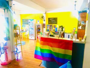 班泰看海景背包客旅舍的一个带彩虹的商店里的一个彩虹柜台