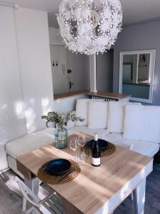 第戎Appartement cosy的客厅配有沙发和带酒杯的桌子
