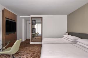 墨尔本墨尔本万豪酒店的酒店客房,设有两张床和镜子