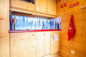 于埃Apartment with a superb view in l'Alpe d'Huez - Welkeys的木墙内带水槽的厨房