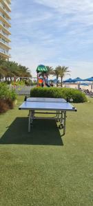 拉斯阿尔卡麦A Perfect Escape - Sea facing的公园内的乒乓球桌和游乐场