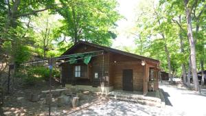 YumotoTabino Camping Base Akiu Tree House - Vacation STAY 23966v的森林中间的小房子