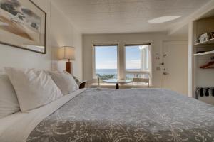 林肯市Ester Lee Motel的一间卧室设有一张床,享有海景