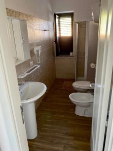 圣尼科拉阿尔切拉La Conchiglia的浴室设有2个卫生间和水槽