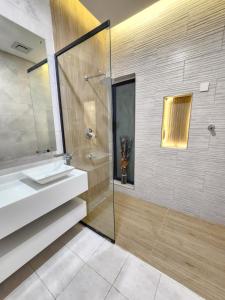 尼兹瓦Skylight chalet的一间带水槽和玻璃淋浴的浴室