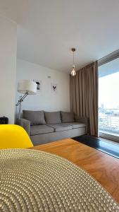 罗萨里奥Departamento moderno en Rosario calidad & ubicación的带沙发和大窗户的客厅
