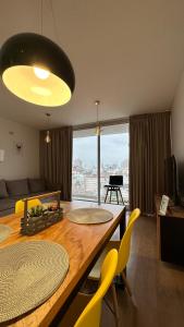 罗萨里奥Departamento moderno en Rosario calidad & ubicación的客厅配有桌子和黄色椅子
