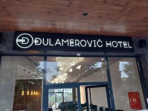 乌尔齐尼Dulamerovic Hotel的豪华酒店前的标志