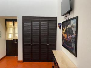 阿吉吉克Casa Yollotzin的一面墙上有电视的大木门
