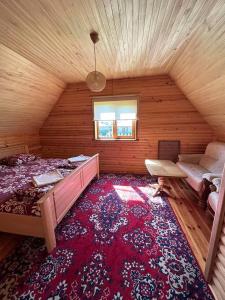斯维季亚济Сієста的一间卧室配有一张床和一个沙发