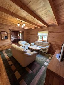 斯维季亚济Сієста的客厅配有沙发和桌子。