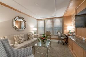 新奥尔良蒙特莱昂酒店的客厅配有沙发和桌子