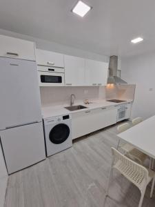 大加那利岛拉斯帕尔马斯GUANARTEME 33的白色的厨房配有水槽和洗碗机