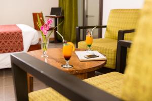 巴马科ONOMO Hotel Bamako的在酒店房间桌子上放两杯橙汁