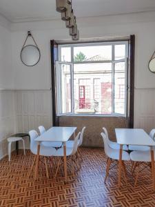 波尔图OLOPO的客房设有桌椅和窗户。