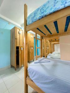 萨玛拉Hostel Samara的一间卧室设有两张双层床和木制橱柜。