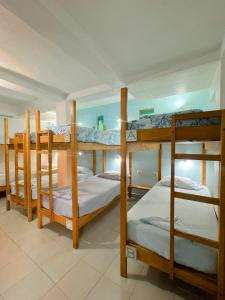 萨玛拉Hostel Samara的一间客房内的四张双层床
