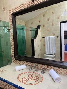 阿吉吉克Casa Yollotzin的一间带水槽和镜子的浴室