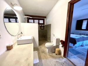 卡姆布库Controvento Boutique Hotel的一间带卫生间、水槽和镜子的浴室