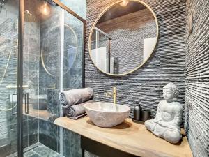 欧瓦O Flamingo Apartments的一间带水槽和镜子的浴室