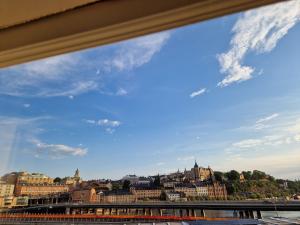 斯德哥尔摩Home Inn MRT19的从窗户可欣赏到城市美景