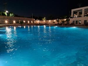 纳克索乔拉Naxos Village hotel的夜间大型蓝色游泳池