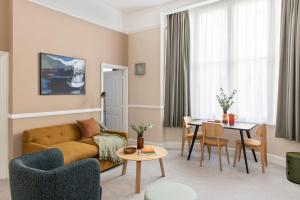 布里斯托SACO Bristol West India House的客厅配有沙发和桌子