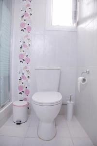 卡瓦拉Sea Front Retreat的白色的浴室设有卫生间和窗户。