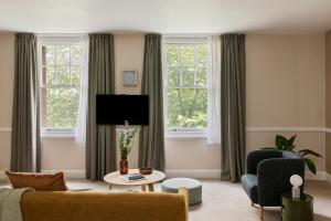 布里斯托SACO Bristol West India House的带沙发和2扇窗户的客厅