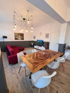 韦尔维耶Duplex dans le centre d'Heusy的客厅配有木桌和红色沙发