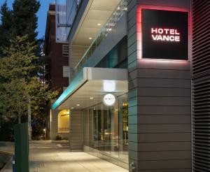 波特兰Hotel Vance, Portland, a Tribute Portfolio Hotel的大楼一侧的酒店标志