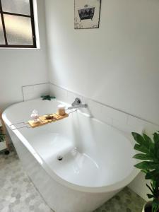 惠灵顿Studio 9 on Lakewood的浴室内设有带水龙头的白色浴缸