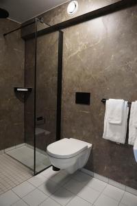 JelsaJelsa Hotell的一间带卫生间和淋浴的浴室