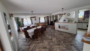 克尔茨什瓦拉乡Vis Împlinit的用餐室以及带桌椅的厨房。
