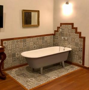 塔里哈Casona Gloria的浴室配有浴缸及镜子