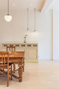 庆州Maison de Clare的一间带木桌和椅子的用餐室